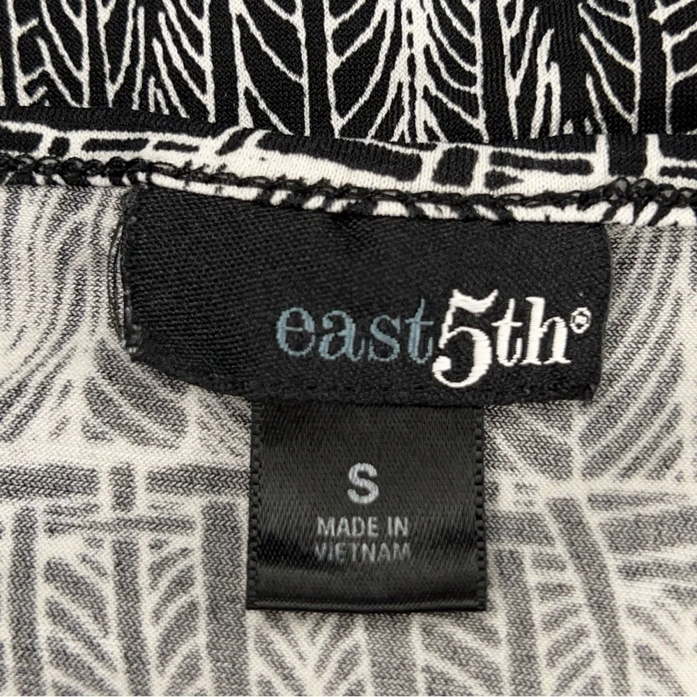 SMALL EAST 5th BLACK WHITE SHORT SLEEVE TOP FEATHER PRINT STRETCH